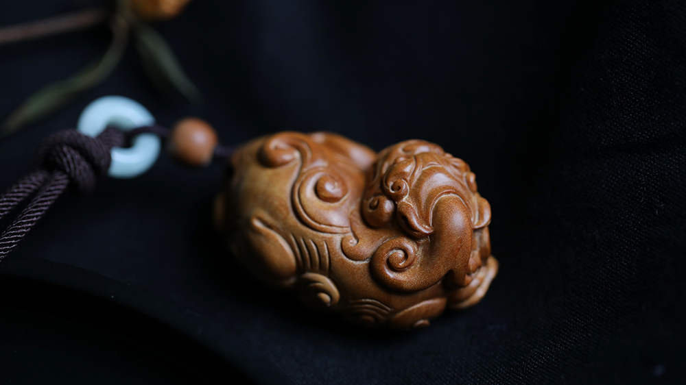 老山檀香 | 如意回头纹貔貅 手把件
