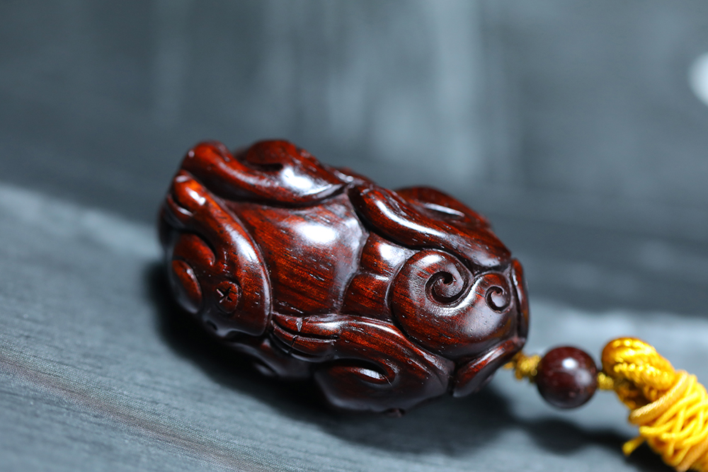 小叶紫檀丨如意回头纹貔貅 手把件
