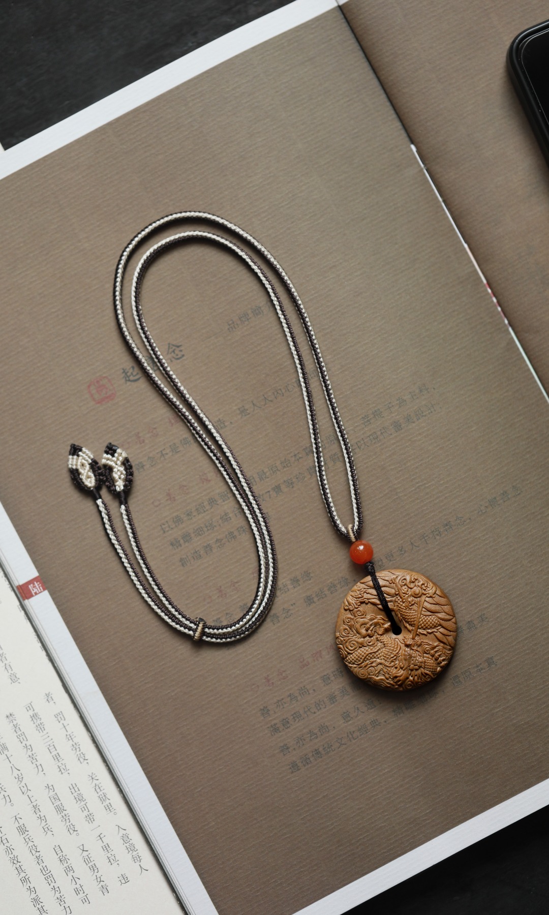 老山檀香 | 飞龙吐珠 吊坠 
