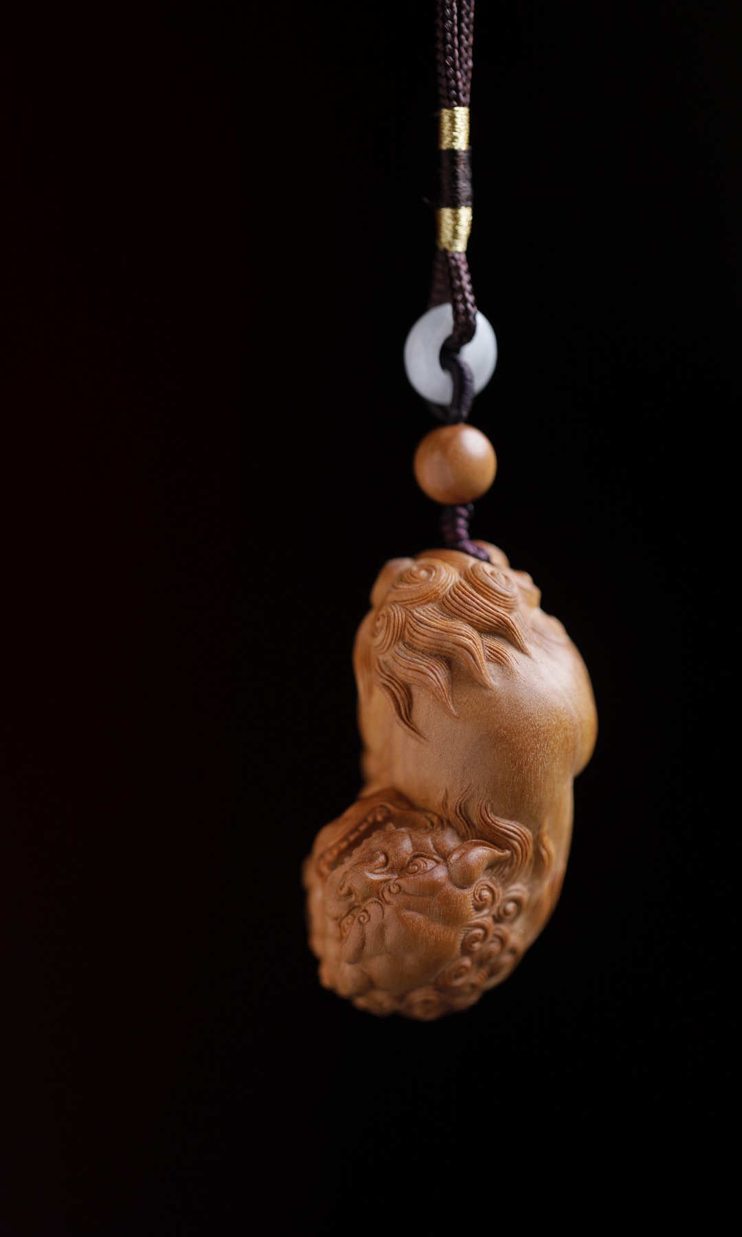 老山檀香【瑞狮戏球】手把件
