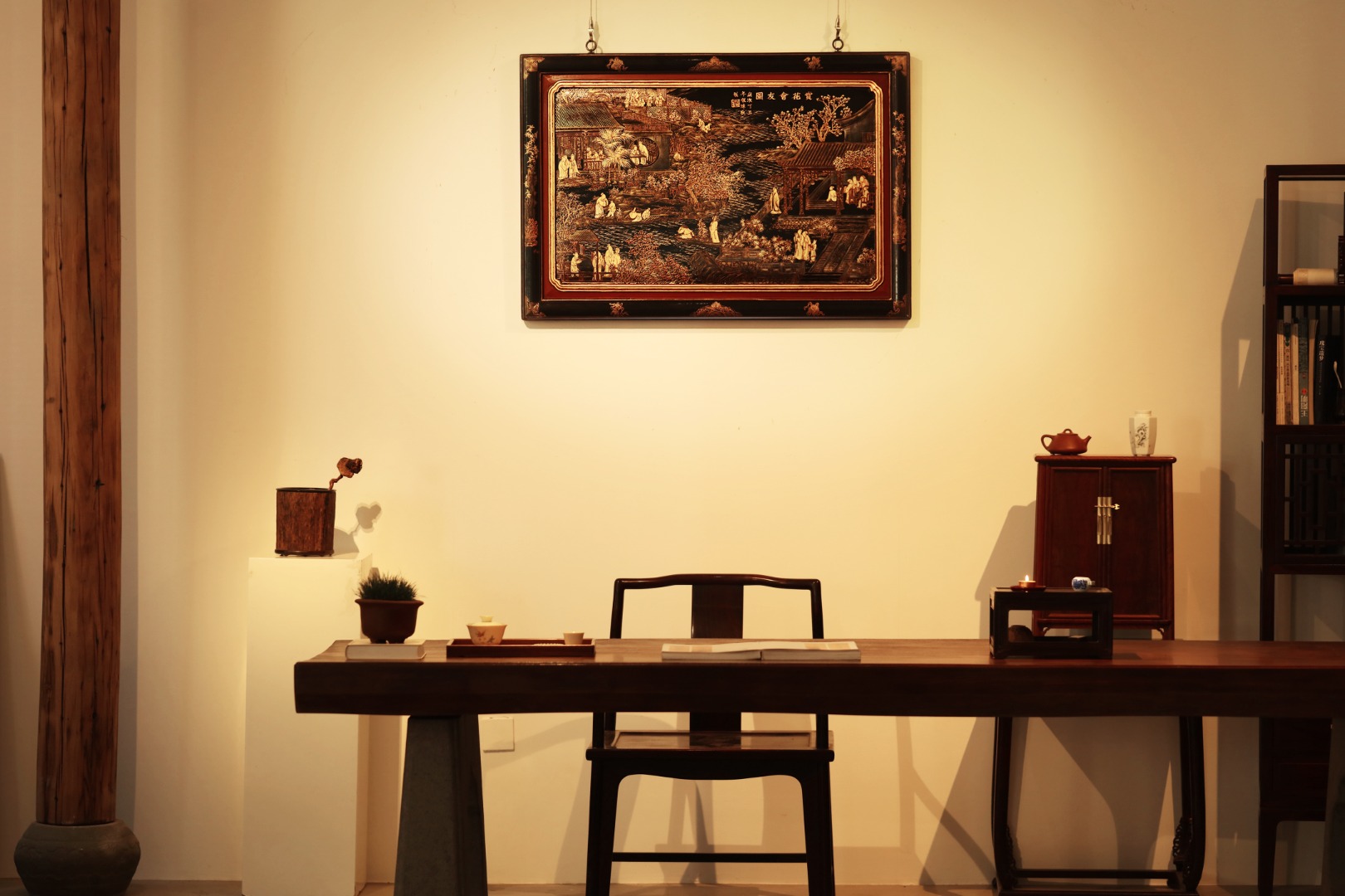 楠木x漆画【赏花会友图】挂屏 
