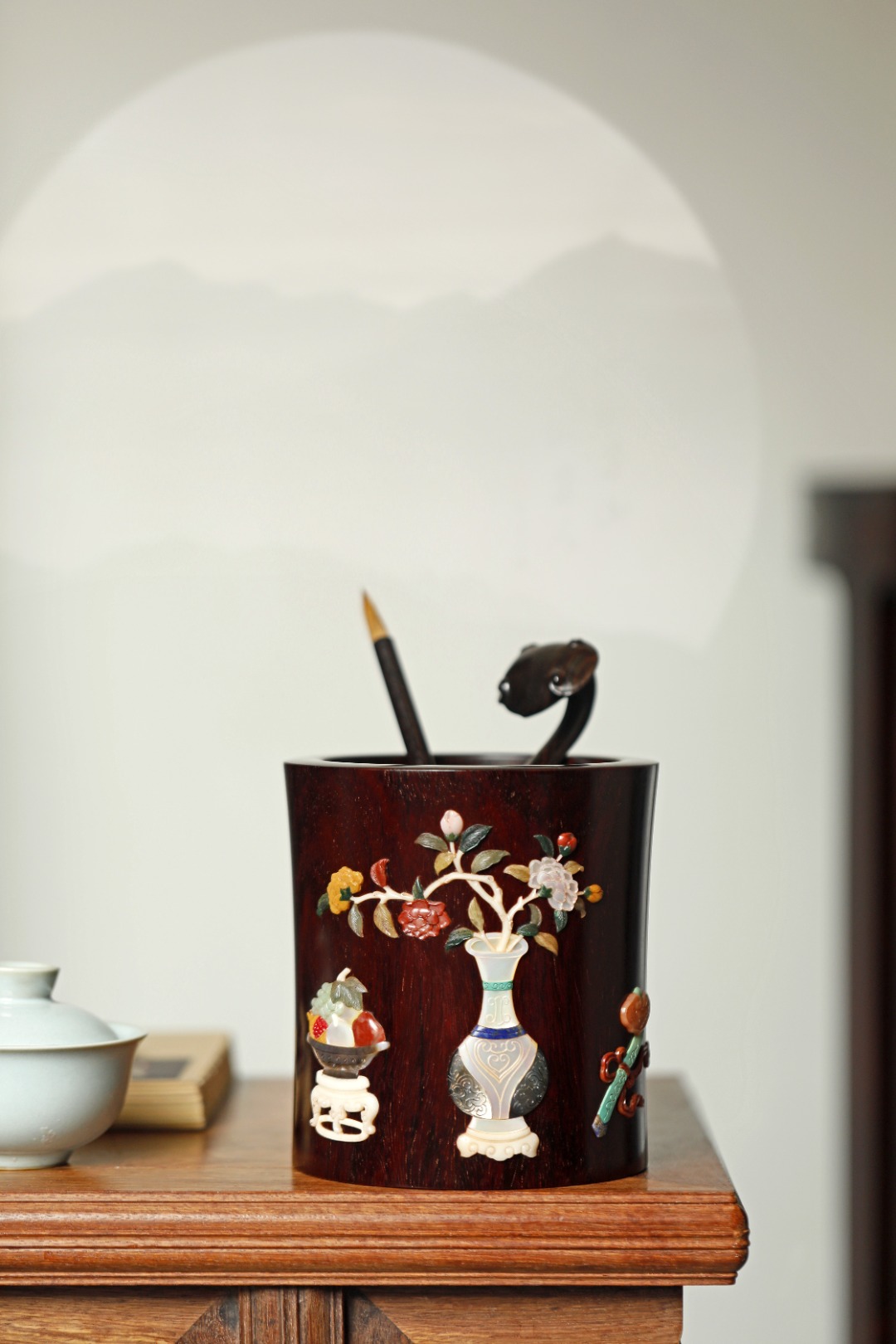 紫檀百宝嵌【清供博古图】笔筒
