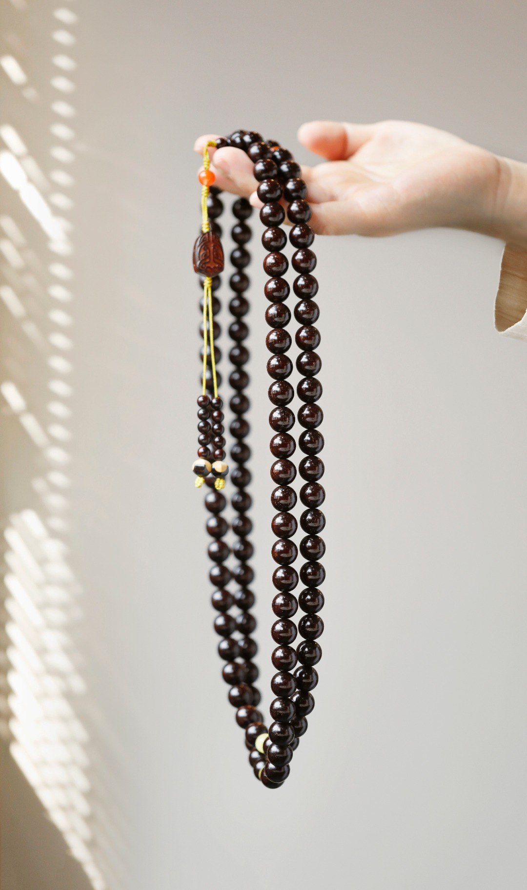 原创设计 小叶紫檀【风名】包浆老料1.2x108颗 多金星念珠
料质细腻 重约126g 