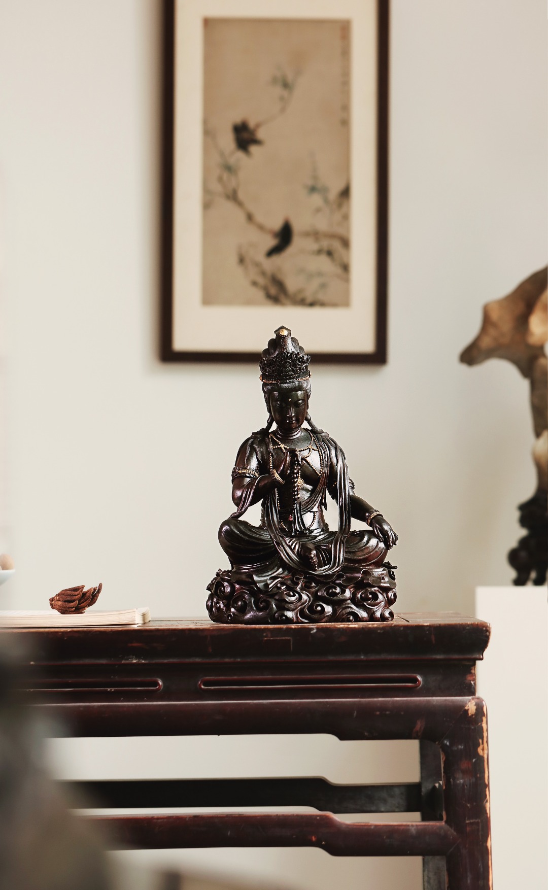 小叶紫檀【持珠观音】摆件
