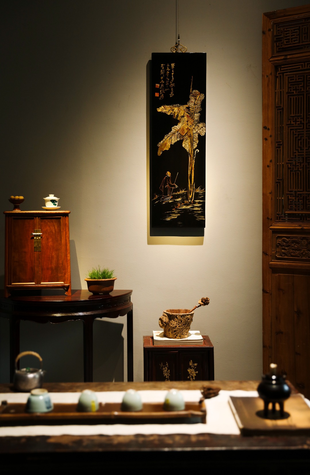 张大千款【蕉荫高士】描金挂屏

