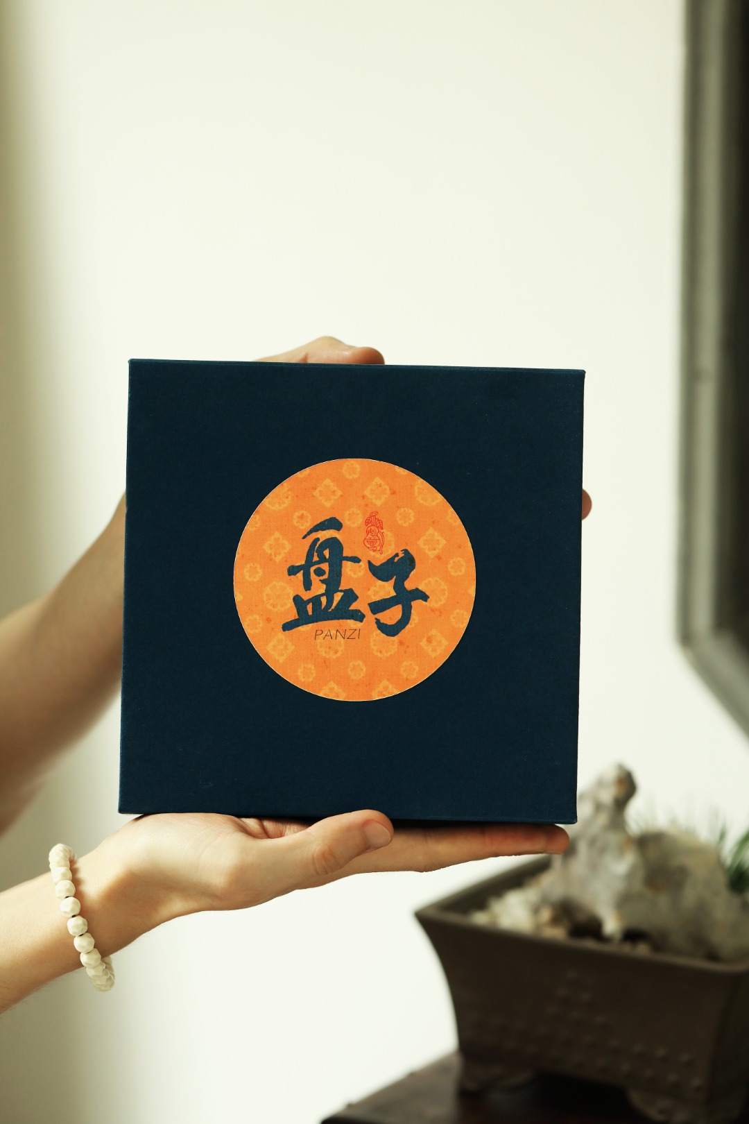 紫光檀x螺钿 | 梅花口·果盘 直径14.8cm  高2.3cm   重137g
