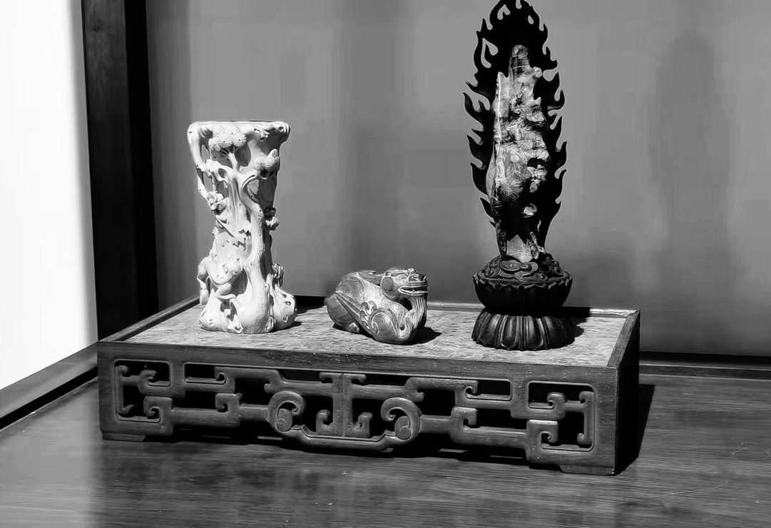 紫光檀【拐子龙纹】器座 28*18.5*5.2cm 重625g
