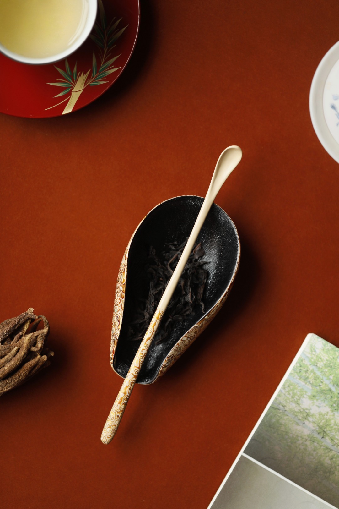 大漆X螺钿【淡密黄】 茶则 茶则：12.8*5.7*2.8cm

茶勺：长18cm 