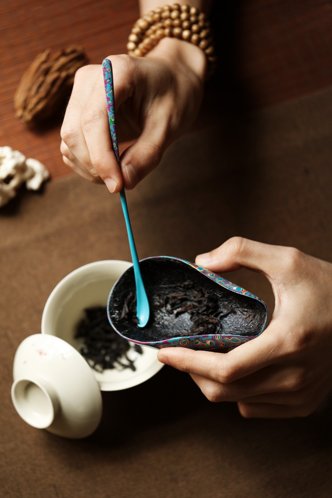 大漆X螺钿【蝶翅蓝】茶则 茶则：11.3*6.4*3.2cm 

茶勺：长18cm 
