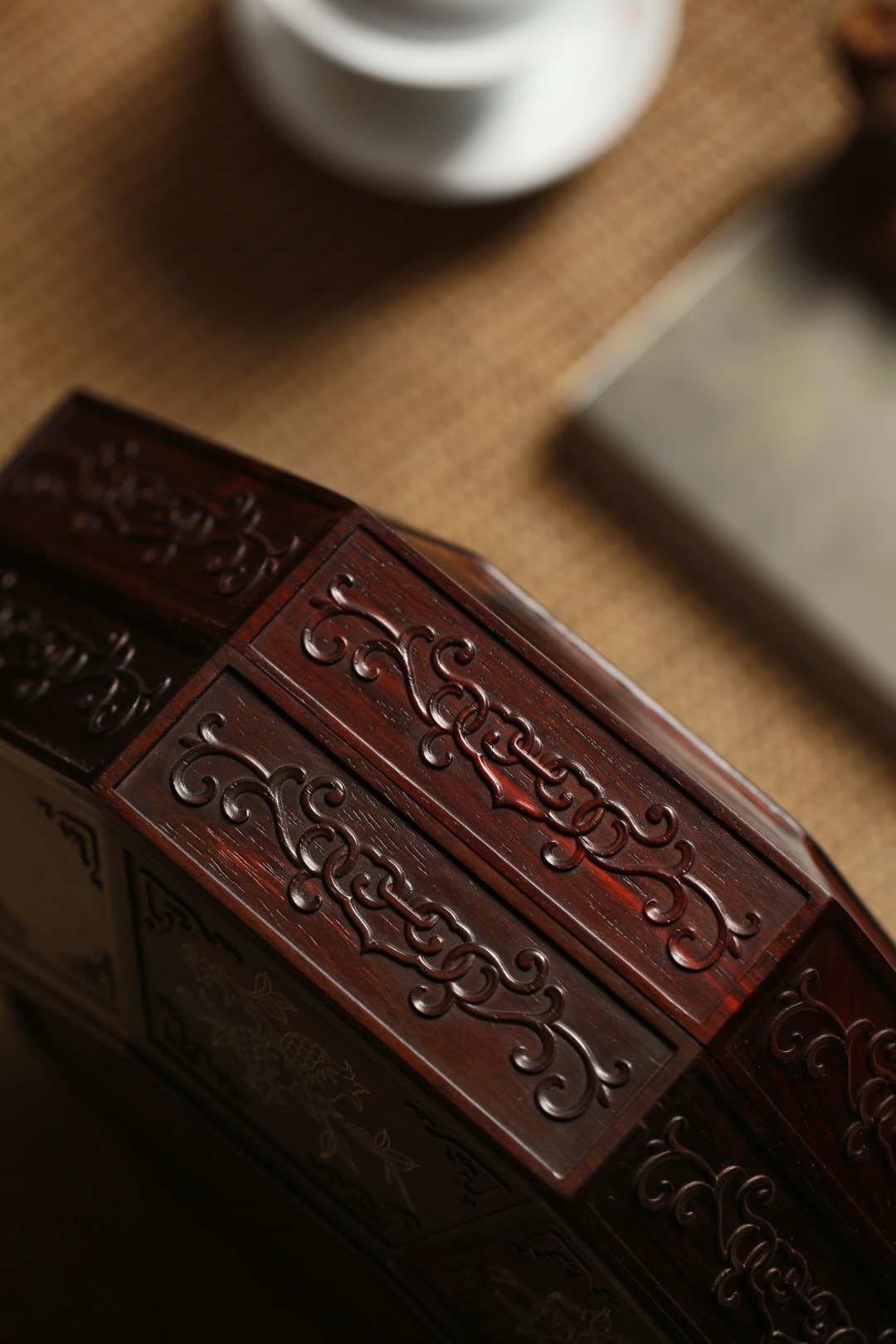 大红酸枝 嵌银丝八宝盒 直径29cm 高12cm 重1265g
