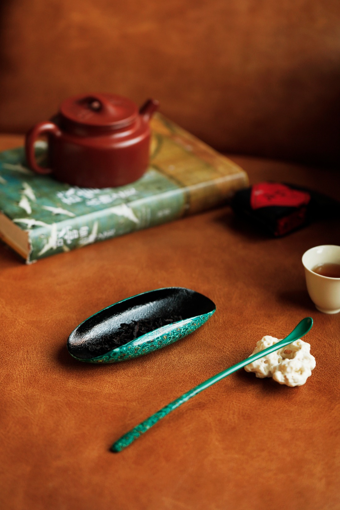 大漆X螺钿【石绿青】 茶则 茶则：12.8*5.7*2.8cm

茶勺：长18cm 
