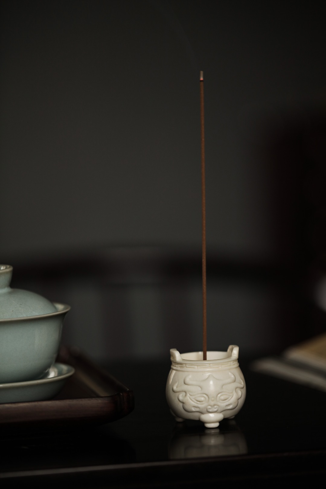 鹿角【三足双耳饕餮纹】线香炉 4.4*4.2cm 重40.2g
