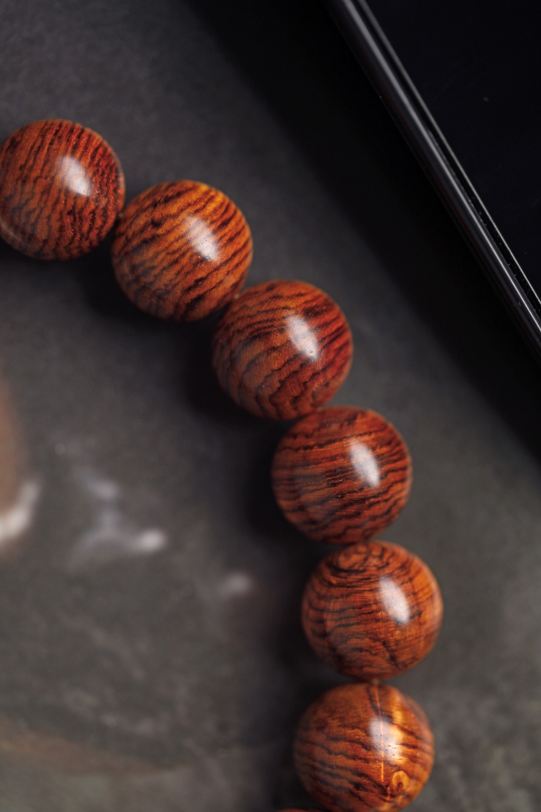 6093 黄金底 虎皮纹2.0 持珠 宫廷风 纹理清晰 降香浓郁 约96g 