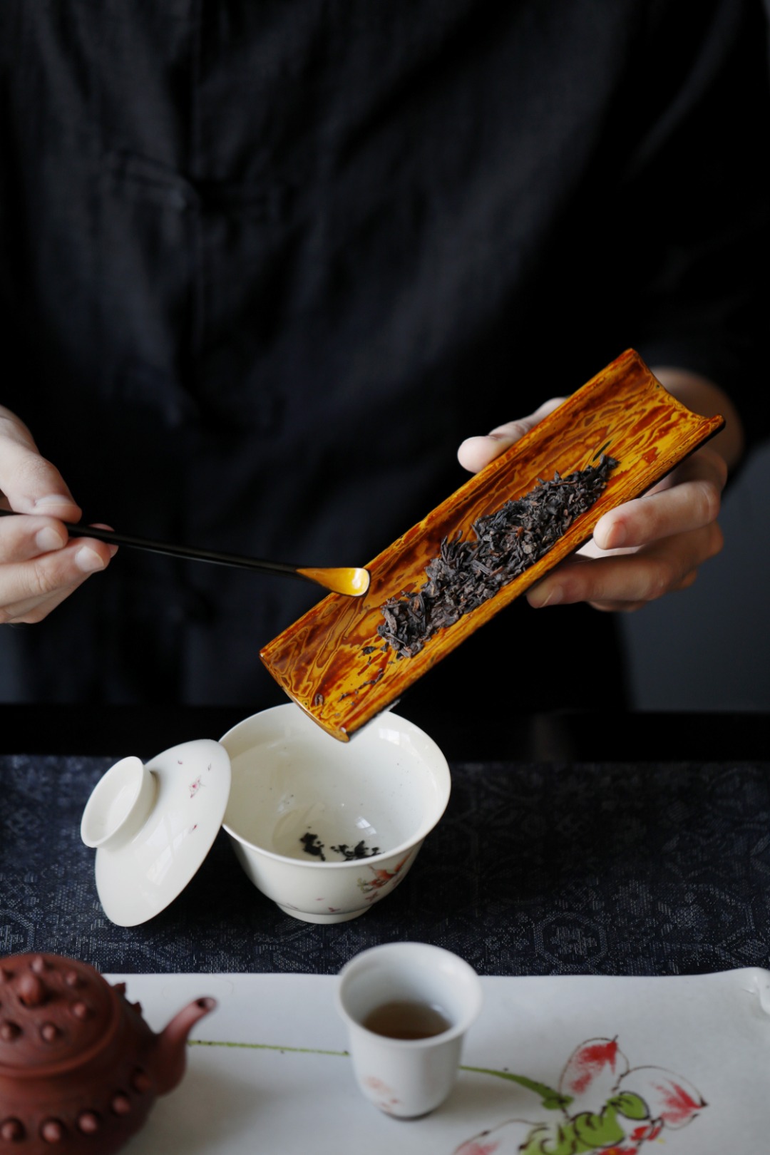 大漆 琥珀金 茶则 茶则：19.5*5.6*2cm  重94.1g   

茶勺：19.8*1.1*1cm  重5.4g