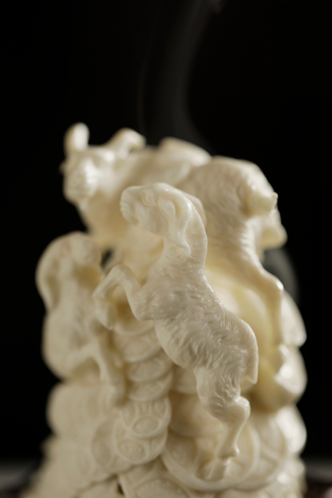 鹿角【三羊开泰】香炉 直径9.5cm 高12cm  重276.6g
