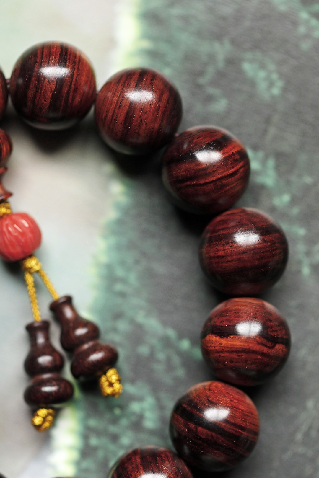 6092 海黄鬼脸纹1.5手串纹理奇幻 重30.5g