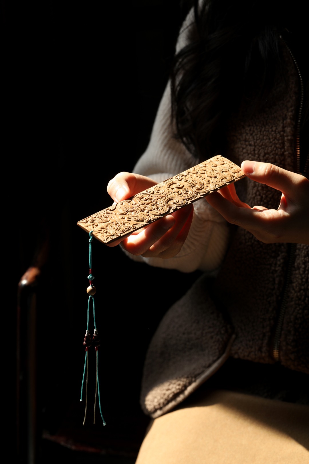 老山檀香【瑞兽纹】书签 18.4*3.8*0.4cm  重18.2g

