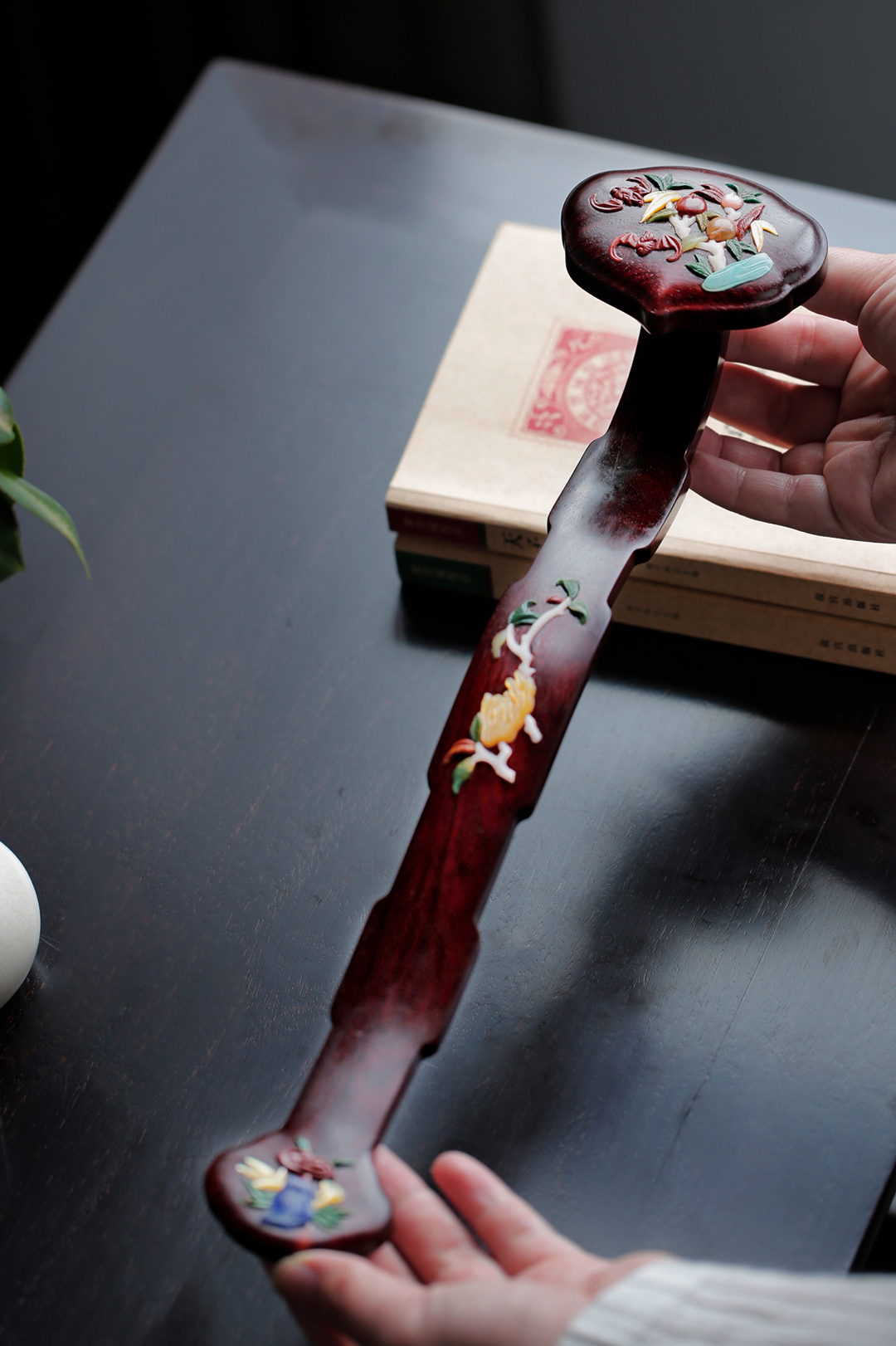 紫檀百宝嵌『福寿如意』首8*6.2*1.7cm 柄宽5.3cm厚1cm 全长36.7cm 重175g 
