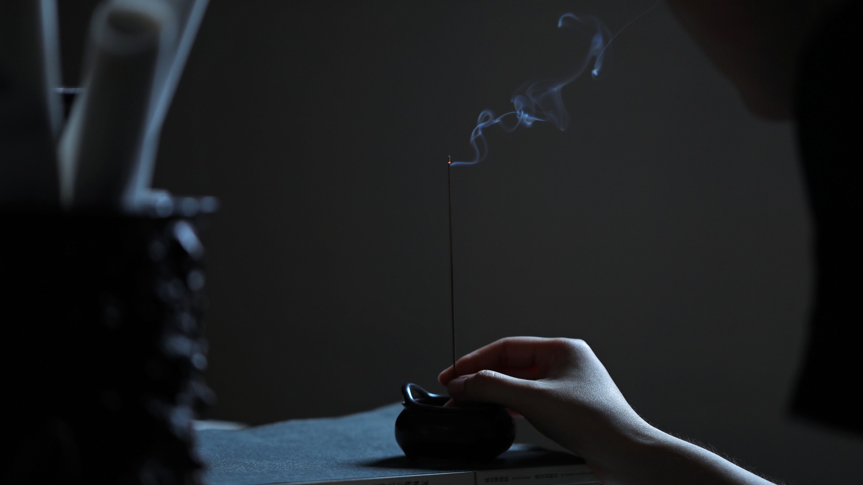 加里曼丹沉香  线香
静日安和，静室之中，幽香缭绕，亦断亦续，香韵幽绵。
10g装 250g装 