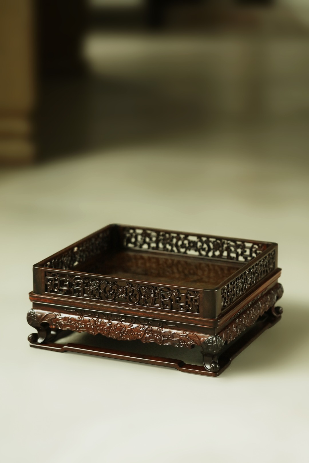 酸枝『镂空雕拐子如意纹』都承盘 28*28*11.7cm 重1435g
