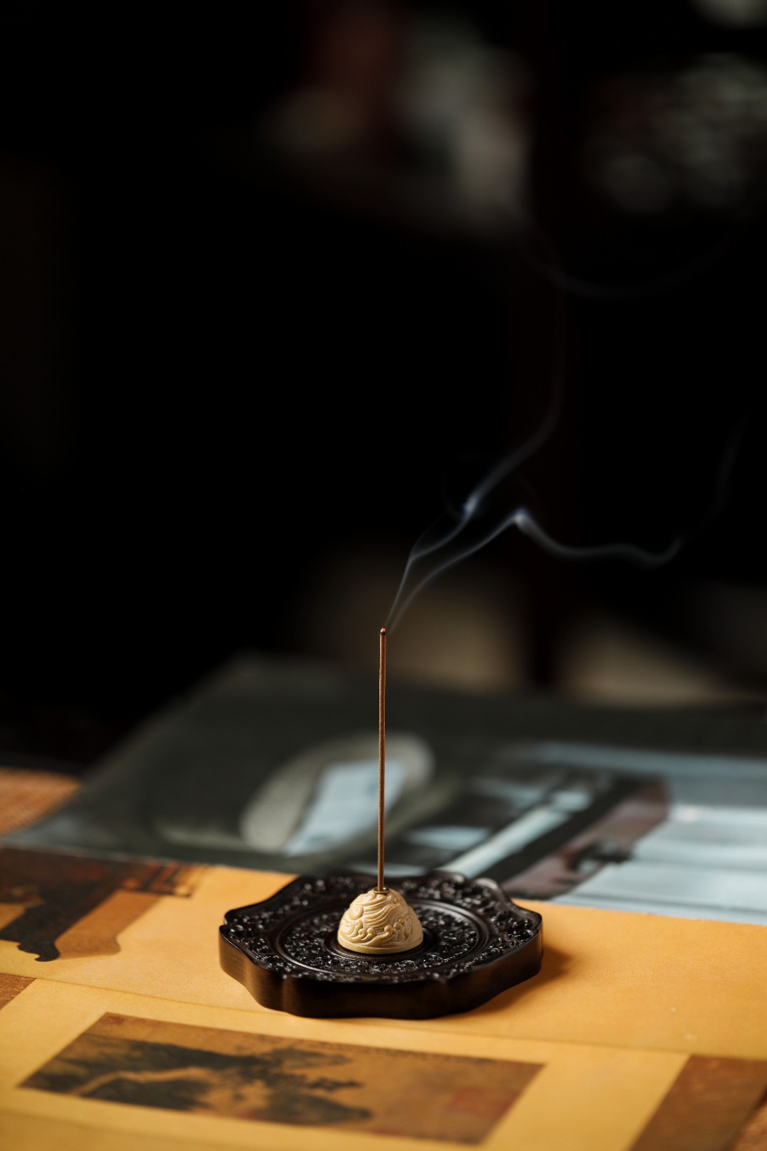 紫光檀-黄杨木【缠枝莲纹】香插 8.5*8.5*2cm  重52g 
