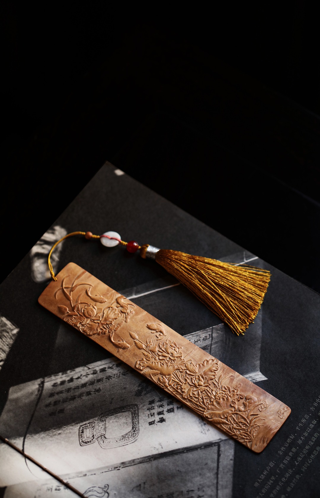 老山檀香【莲年有余】书签 18.8*3.8*0.4cm  
