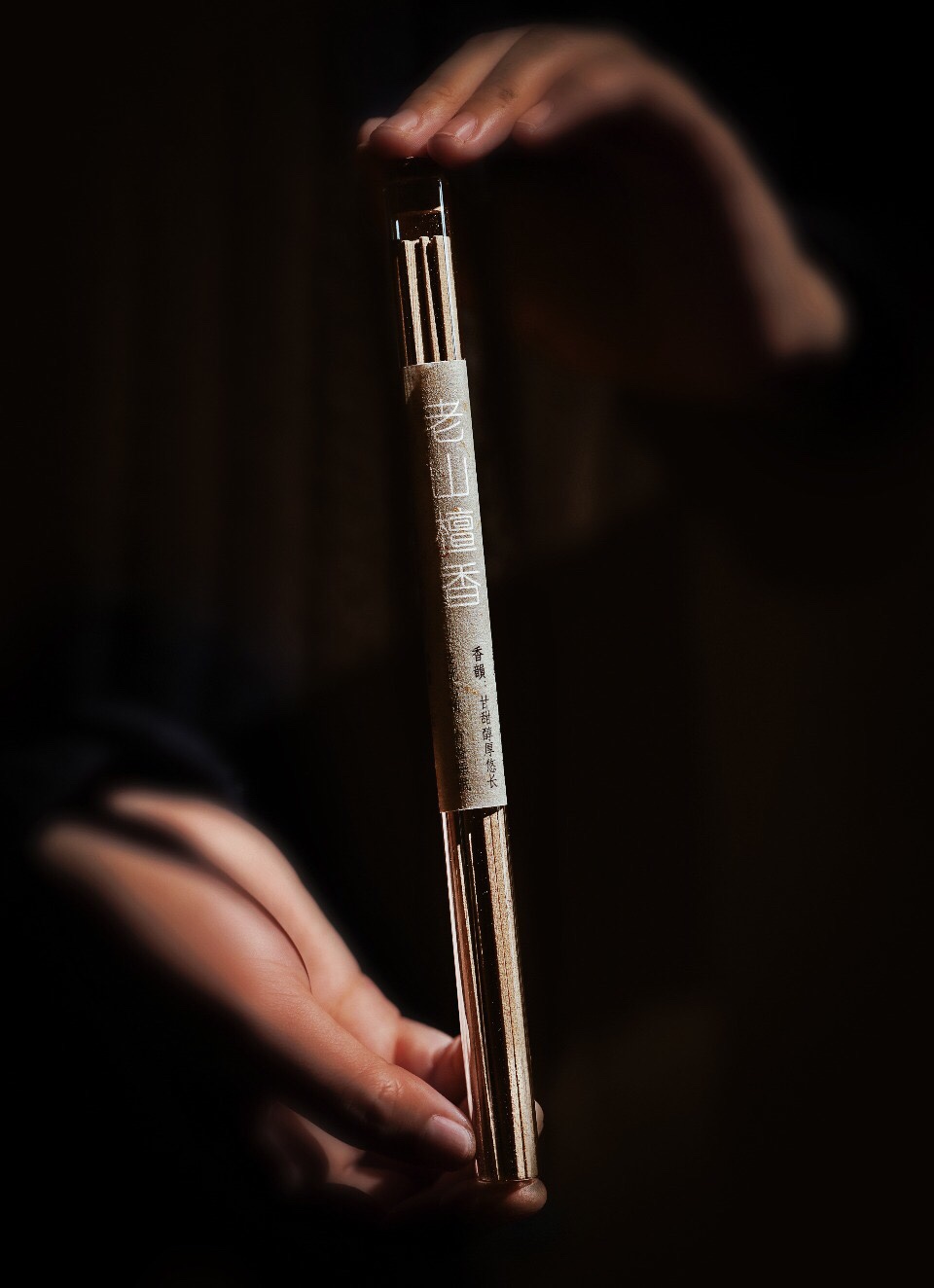 老山檀香四方线香 10g装 
纯老山檀香老料粉研制

味道醇厚，悠长，
香韵丰富，具有放松心情，
