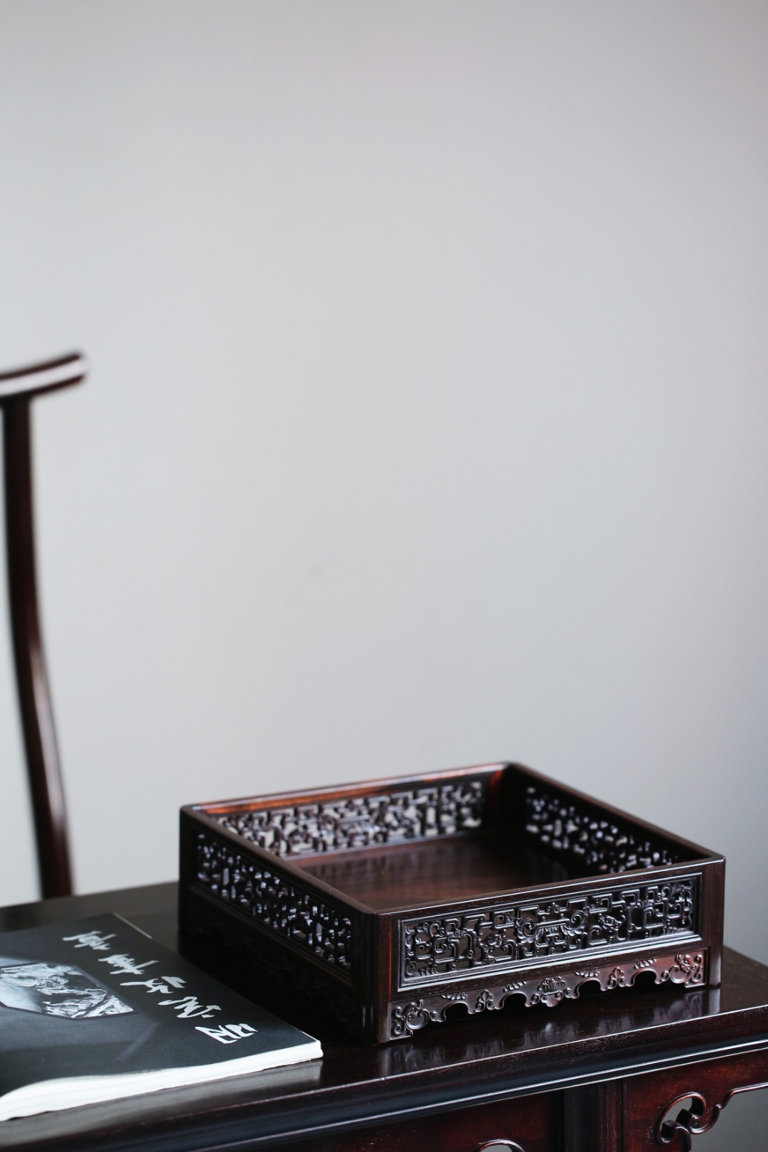 清宫典藏 一比一复刻
镂空雕『拐子龙纹』文盘25*25*8cm 重835g


