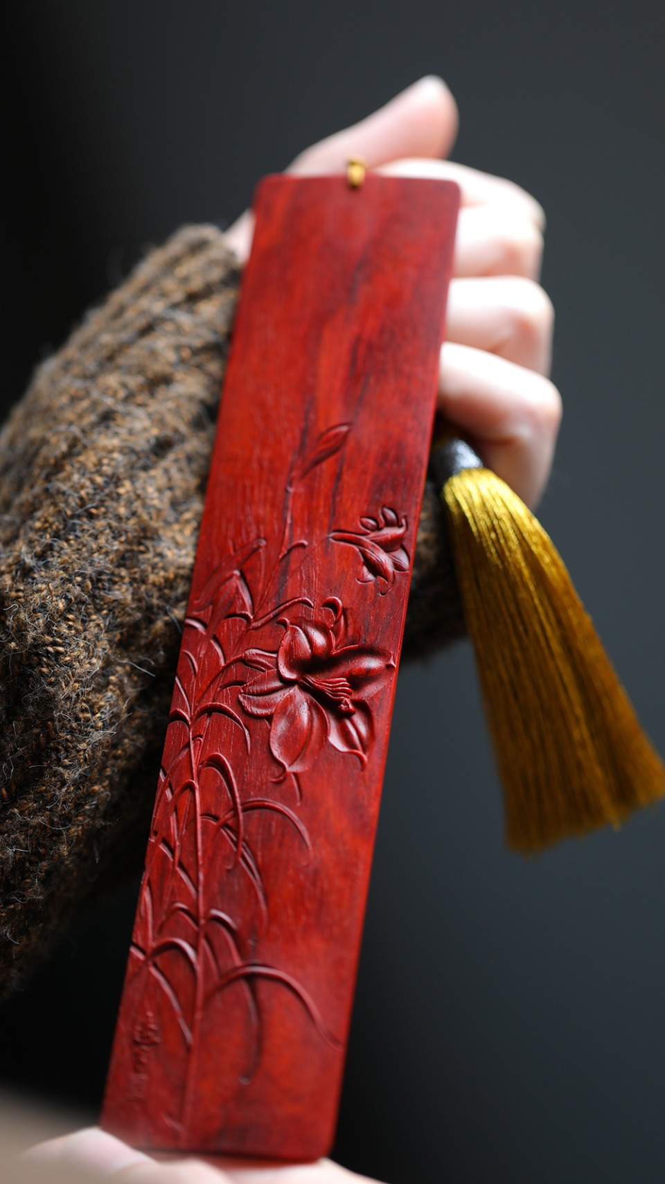 紫檀 · 百合 书签 184mm*39mm*4mm  重27.3g
