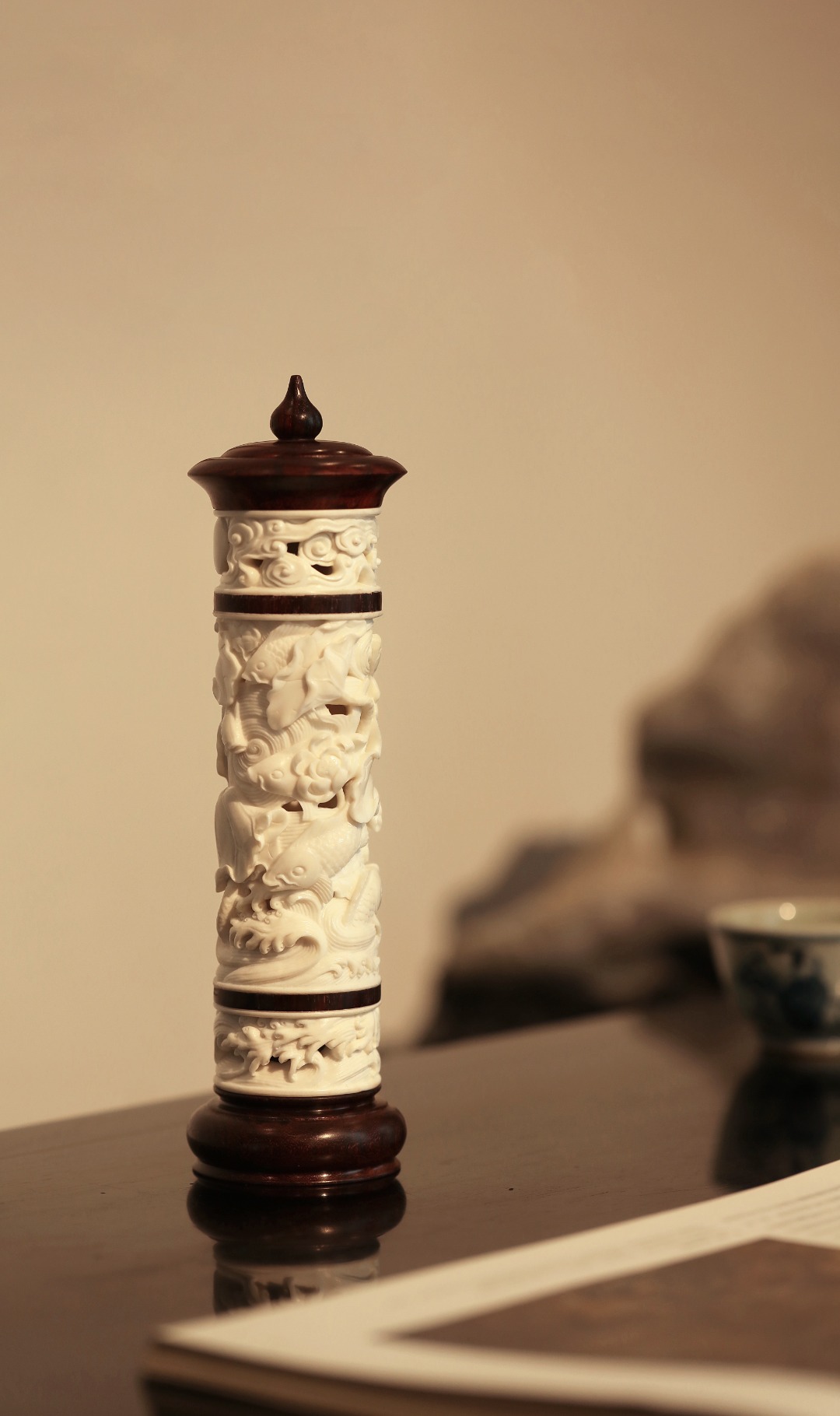 鹿角 | 连年有余 香筒 直径6.3 高23.6cm 重320g


