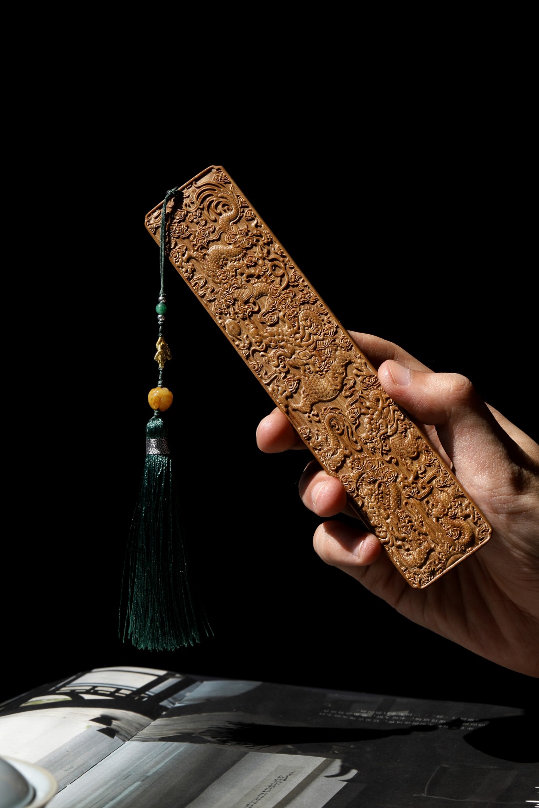 澳洲檀香【龙腾四海】书签 规格：18*3.8*0.4cm

