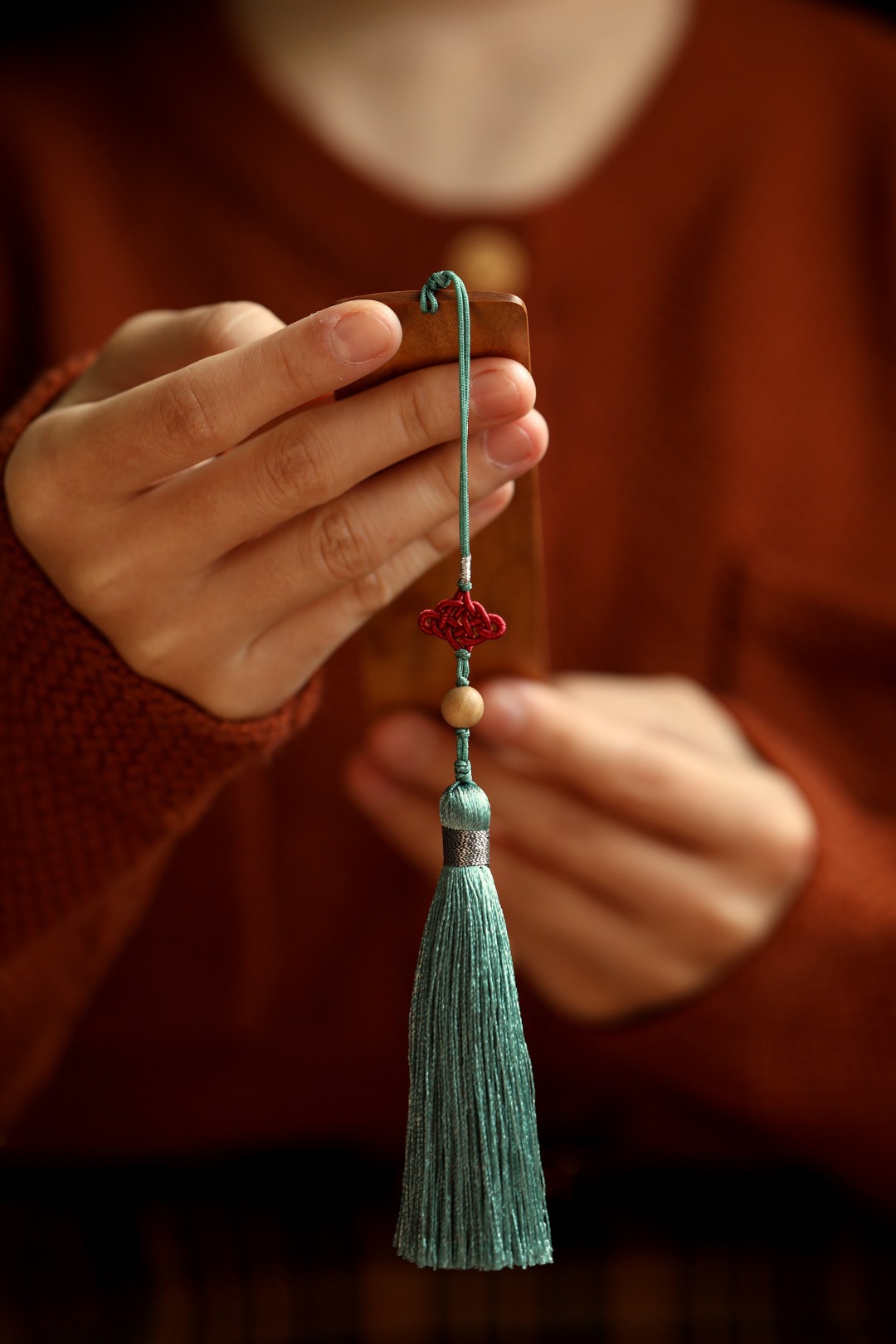 老山檀香【荷塘清趣】书签 18.8*3.8*0.4cm

