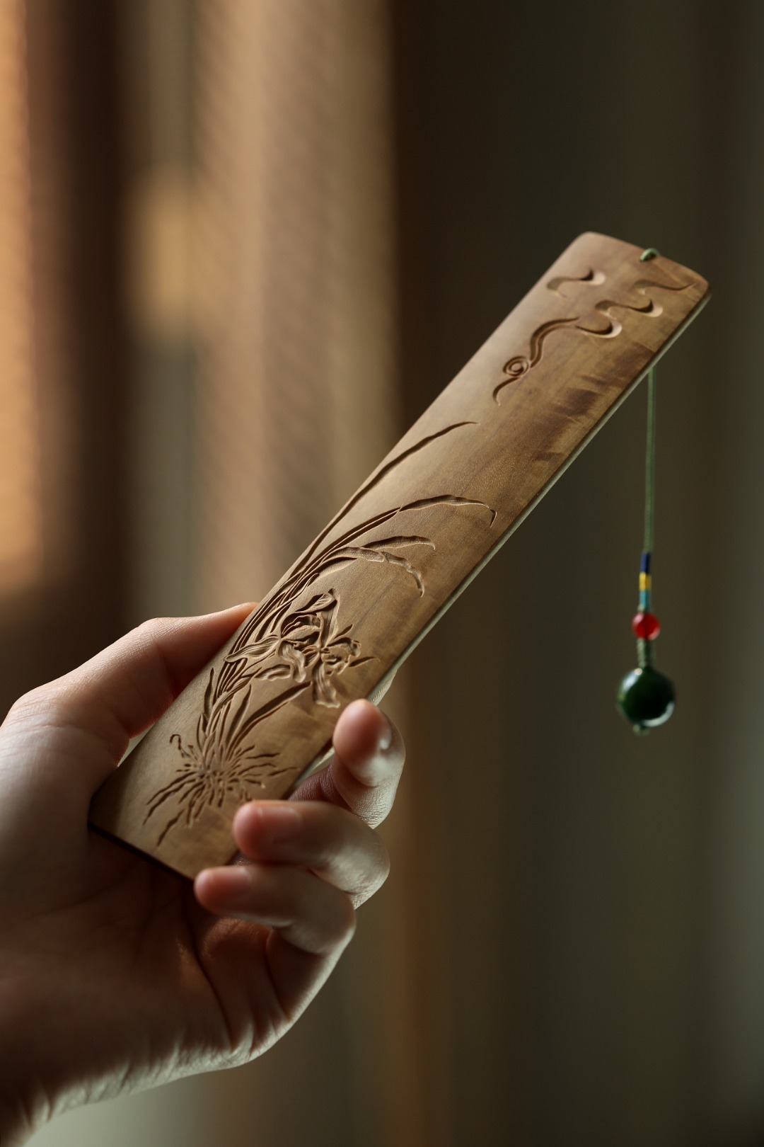 老山檀香【幽兰】书签 18.8*3.8*0.4cm


